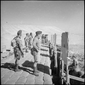 NZ cavalrymen examine targets at rifle range, Egypt