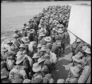 Men of 6 NZ Infantry Brigade preparing to disembark at Piraeus