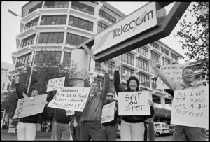 Striking Telecom workers, Wellington, New Zealand - Photograph taken by Melanie Burford