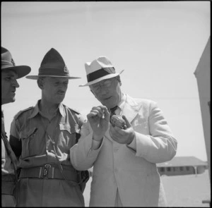 Major A R Cockerill and Prime Minister Peter Fraser at the NZ Infantry Training Depot, Maadi