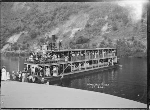 Paddle steamer Manuwai, and passengers, on the Whanganui River
