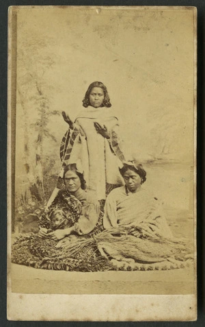 London Portrait Rooms (Dunedin) fl 1864-1875 :Portrait of 3 unidentified Maori women