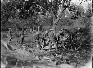 New Zealand 4.5 howitzers and soldiers, Le Quesnoy, France