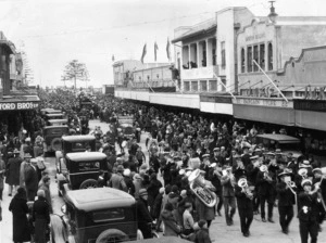 Parade on Emerson Street, opening Napier's shopping week