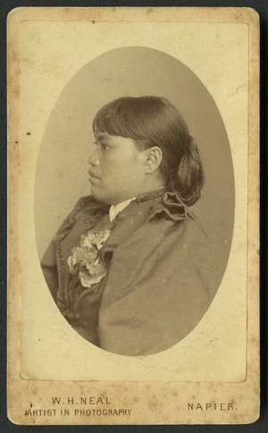 Neal, William Henry (Napier) fl 1900-1910 :Portrait of unidentified Maori woman