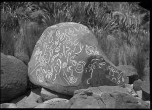 Rock with Maori markings, at Raglan