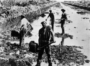 Men labouring on the Maukororo Canal, Hauraki Plains