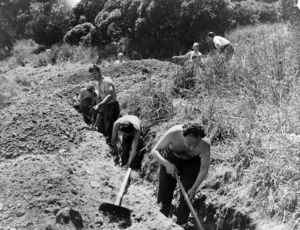 Pascoe, John Dobree 1908-1972 :Men digging trenches