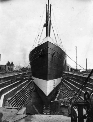 Hinge, Leslie, 1868-1942 :Maheno in Lyttelton Dock
