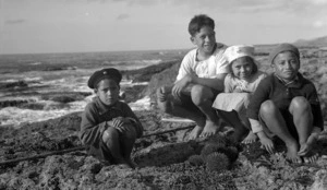 Children at the beach with kina, Awanui district, Northland