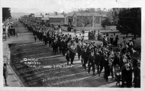 Who said 600? ; Marching strikers and supporters during the Waihi miners' strike