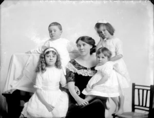 Mrs Thomas Alexander Hunter and children