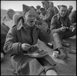 NZ soldier eating Christmas dinner, Egypt