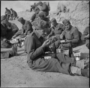 NZ troops eating Christmas dinner, Egypt
