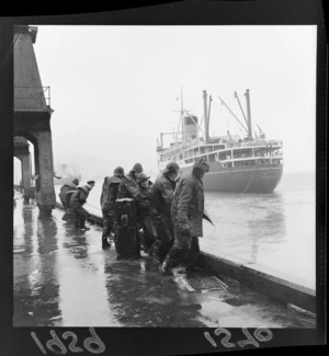 Unidentified wharf workers, pulling in the ship 'Maori', berthing at Taranaki Street Wellington