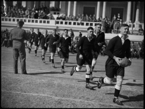 2 Lt Finlay leads NZEF rugby football team onto the ground at Alexandria, Egypt