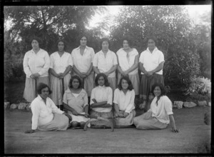 Unidentified female Maori hockey players, probably Hastings district