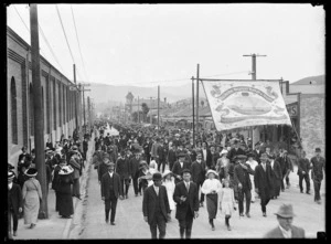 Strikers and sympathisers of the 1913 Waterfront dispute marching along Mansfield Street to Newtown Park, Wellington