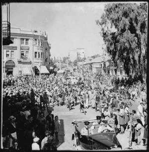 Local crowds watching the 2 NZEF Base Band playing in Jerusalem, World War II