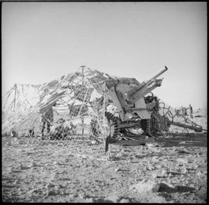 25 pounder under camouflage in the Western Desert, World War II