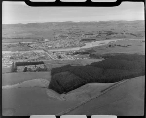 Balclutha, Otago, including the Clutha River (Mata-Au) in the background