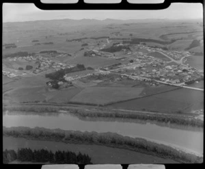 Balclutha, Otago, including the Clutha River (Mata-Au) in the foreground