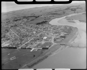 Balclutha, Otago, including the Clutha River (Mata-Au) in the foreground