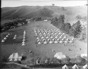 Visitors and soldiers at a World War One military camp on Motutapu Island
