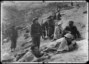 Men watching tank fight in Libya