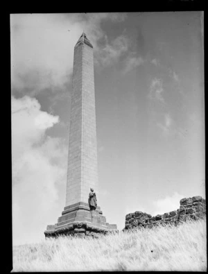Obelisk and Maori memorial statue, One Tree Hill, Auckland