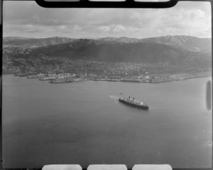 The ship, Dominion Monarch, leaving Wellington