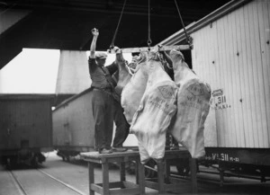 Men loading the first shipment of chilled beef bound for England