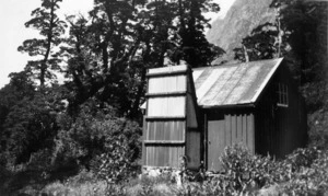 A hut by the way, Lake Mintaro