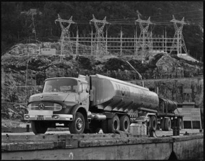 Mobil articulated petrol tanker, Manapouri