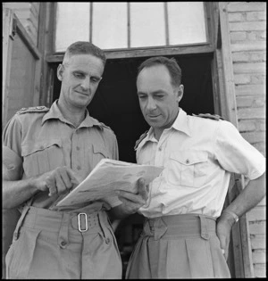 Colonel F M Spencer talking to Lieutenant Colonel M K Gray at 2 NZ General Hospital, Egypt - Photograph M D Elias