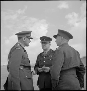 General Freyberg talking with Brigadier MacCormick and Lieutenant Colonel Fisher at Maadi, World War II - Photograph taken by M D Elias