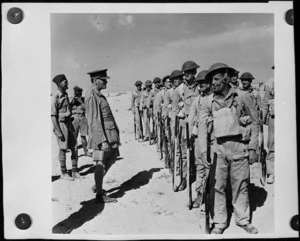 General Auchinleck talks with NZ troops on wire assault course in Egypt, World War II