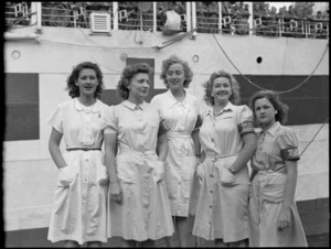 Red Cross workers from the United Services Club meet the ship bringing repatriated POWs from Italy, World War II - Photograph taken by H Paton