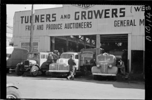 Turners and Growers' fruit and vegetable auctioneers, Wellington - Photograph taken by W Wilson