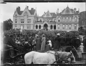 Scene in front of Parliament Buildings, Wellington, during the visit of the Duke and Duchess of Cornwall and York