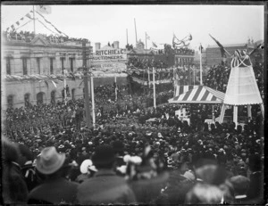 Crowd in Cuba Street, Wellington, during the visit of the Duke and Duchess of Cornwall and York