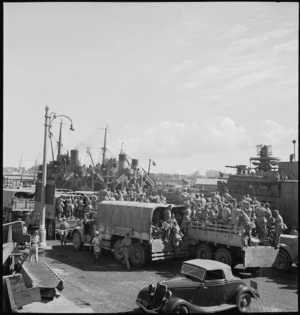 Troops debussing on Alexandria wharf en route to Italy, World War II - Photograph taken by M D Elias