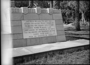 Plaque on commemorative 2 NZEF pylon thanking Maadi residents for their kindness and hospitality between 1940 and 1946