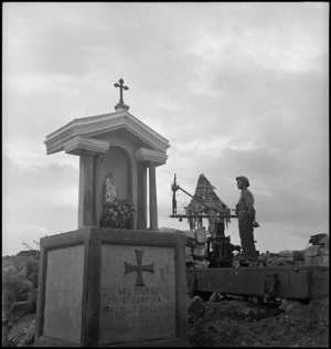 Wayside shrine and anti aircraft gun in southern Italy, World War II - Photograph taken by George Kaye