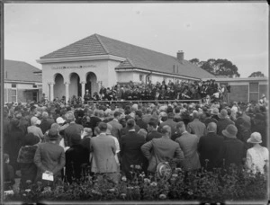 Large crowd of people gathered outside the Hawke's Bay Soldiers Memorial Hospital [for the opening?], Hastings