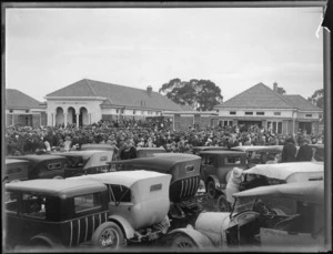 Large crowd of people gathered outside the Hawke's Bay Soldiers Memorial Hospital, [for the opening?], Hastings