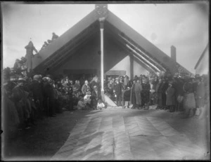 Large gathering outside the Omahu meeting house, listening to an unidentified man in uniform, Hastings district