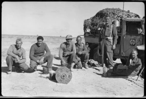 New Zealanders at lunch during advance into Libya