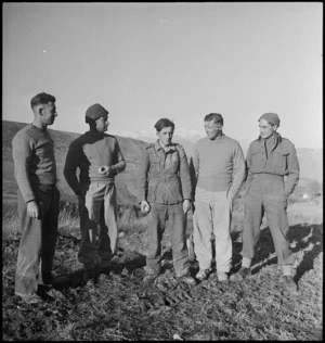 Soldiers with first German prisoner to pass through NZ lines in Italy, World War II - Photograph taken by George Kaye