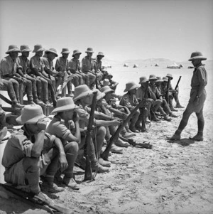 Soldiers of the Maori Battalion during lectures on tank hunting, Egypt